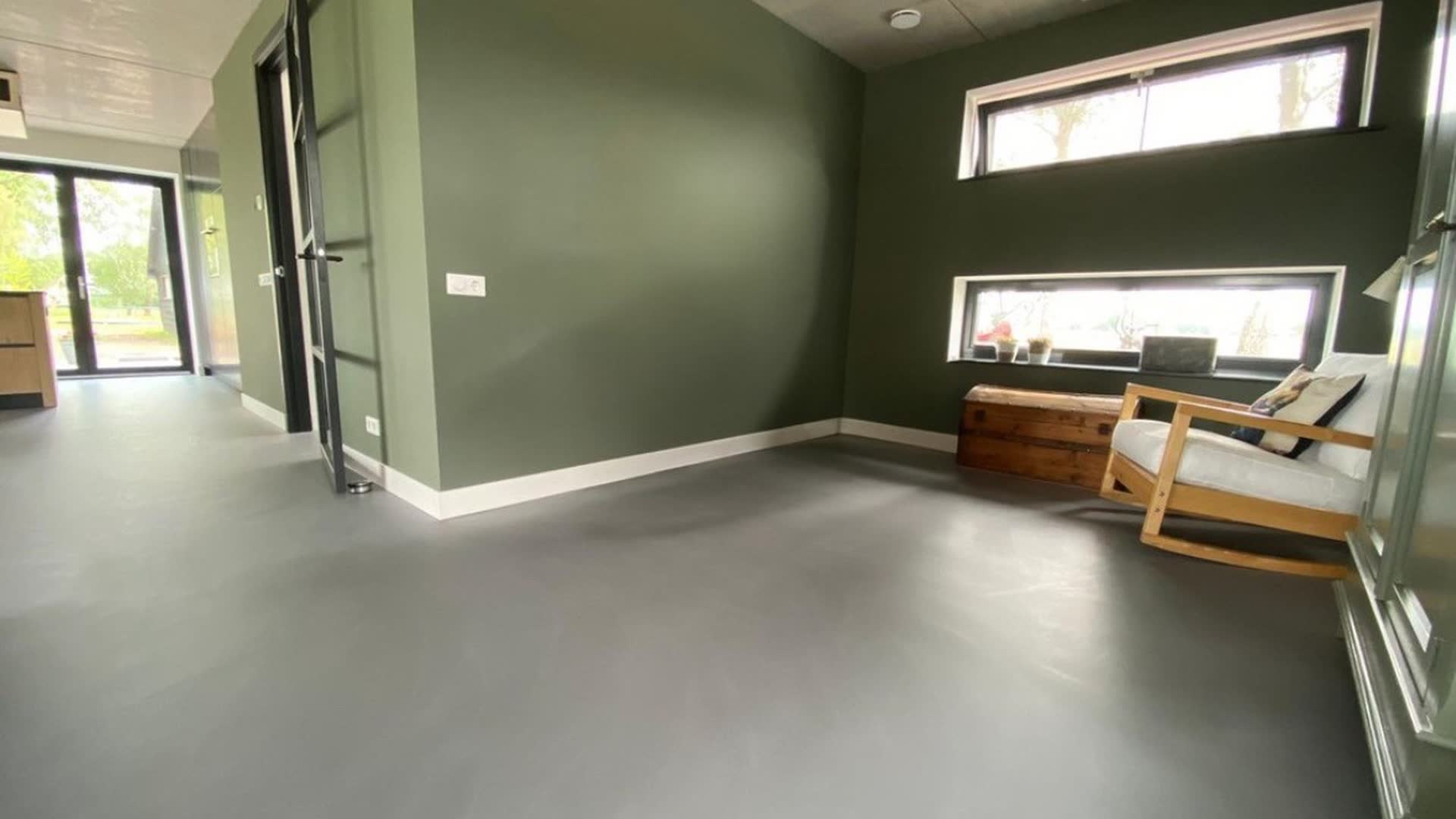 Handmatig aangebrachte Beton Ciré vloer met fluweelzachte, betonachtige uitstraling