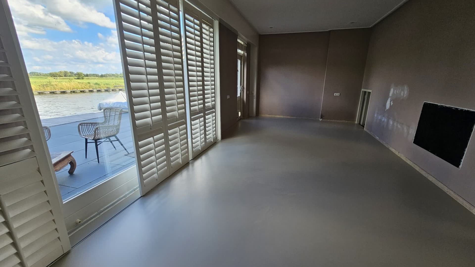 Naadloze lavasteen gietvloer met natuurlijke textuur en levendige stenen