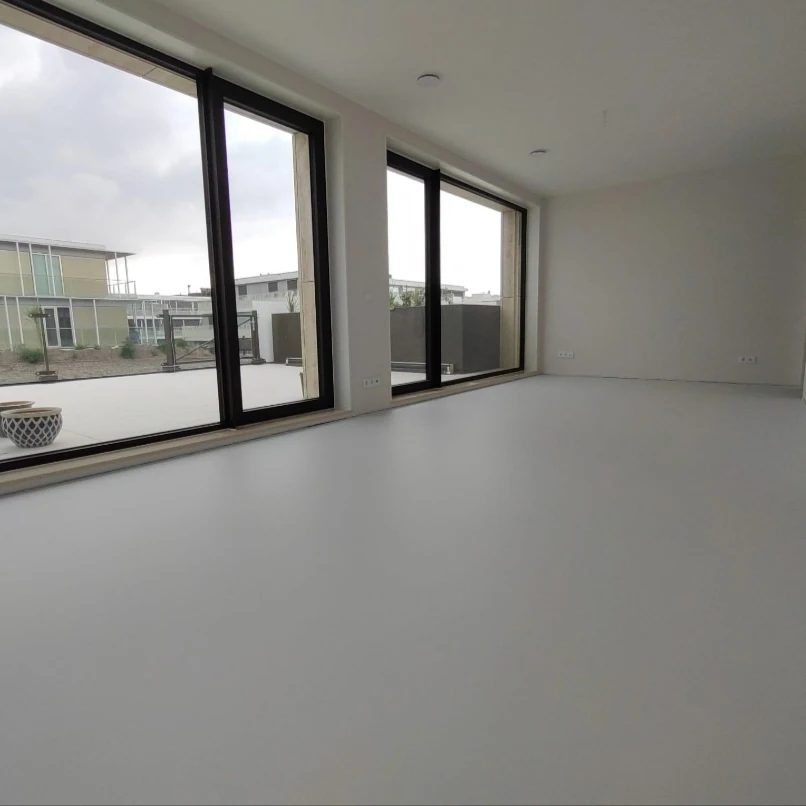 Marmerstone Quartz gietvloer met fijne korreltextuur in een moderne ruimte