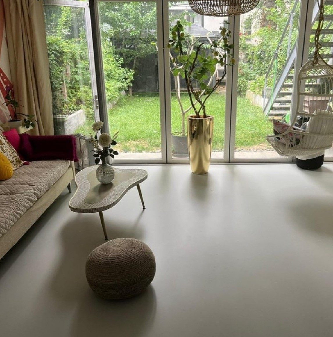 Warme PU gietvloer gecombineerd met een houten interieur