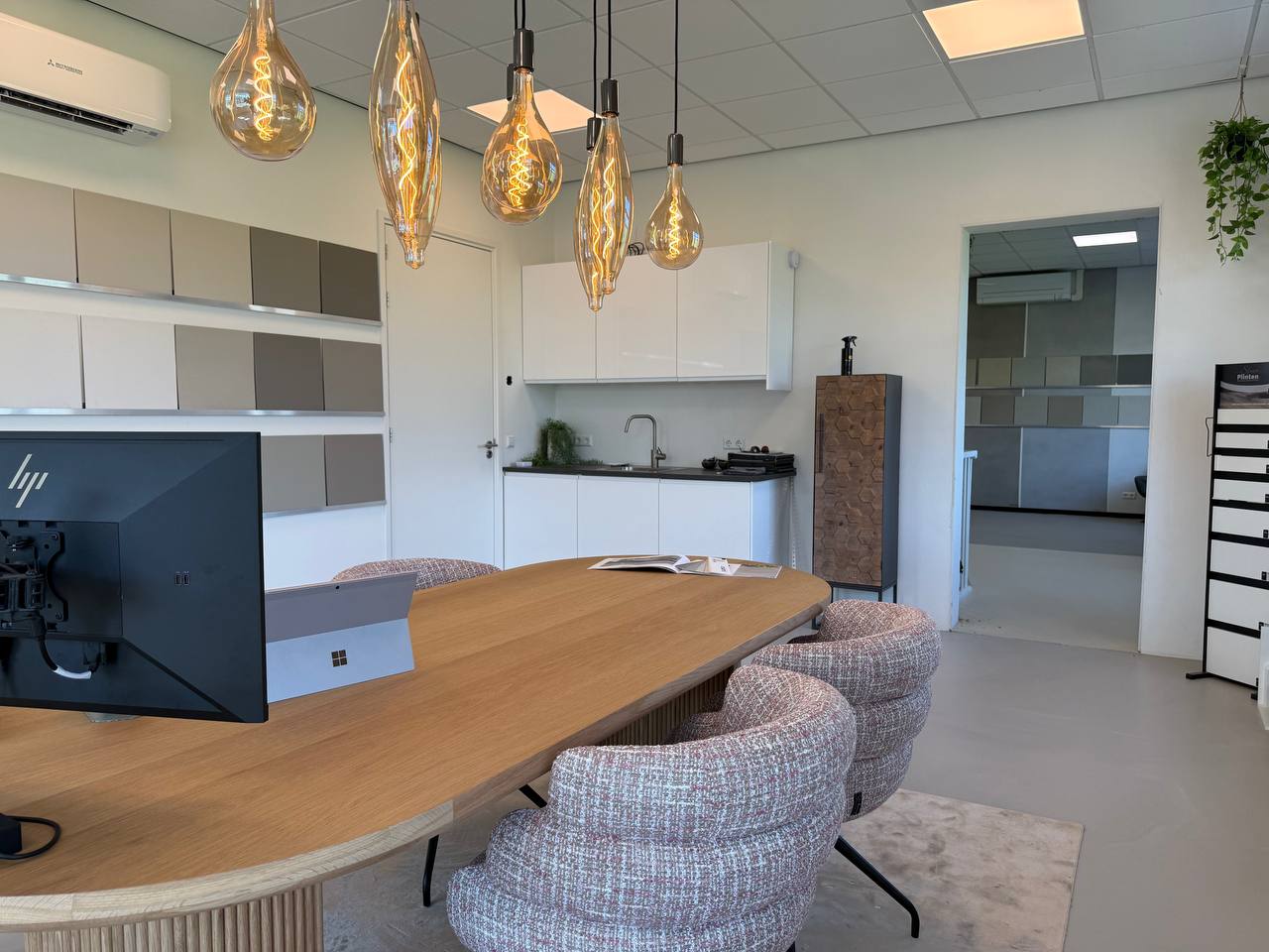 Adviestafel in de showroom waar we samen met jou het assortiment doornemen