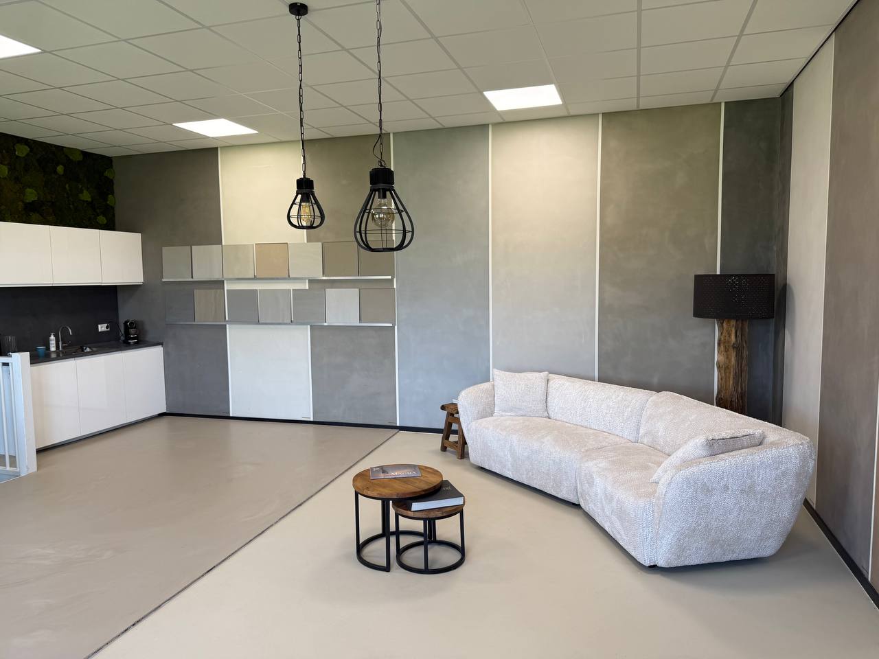 De sfeervolle showroom van Concept Vloeren in Culemborg met loungehoek en wandpanelen