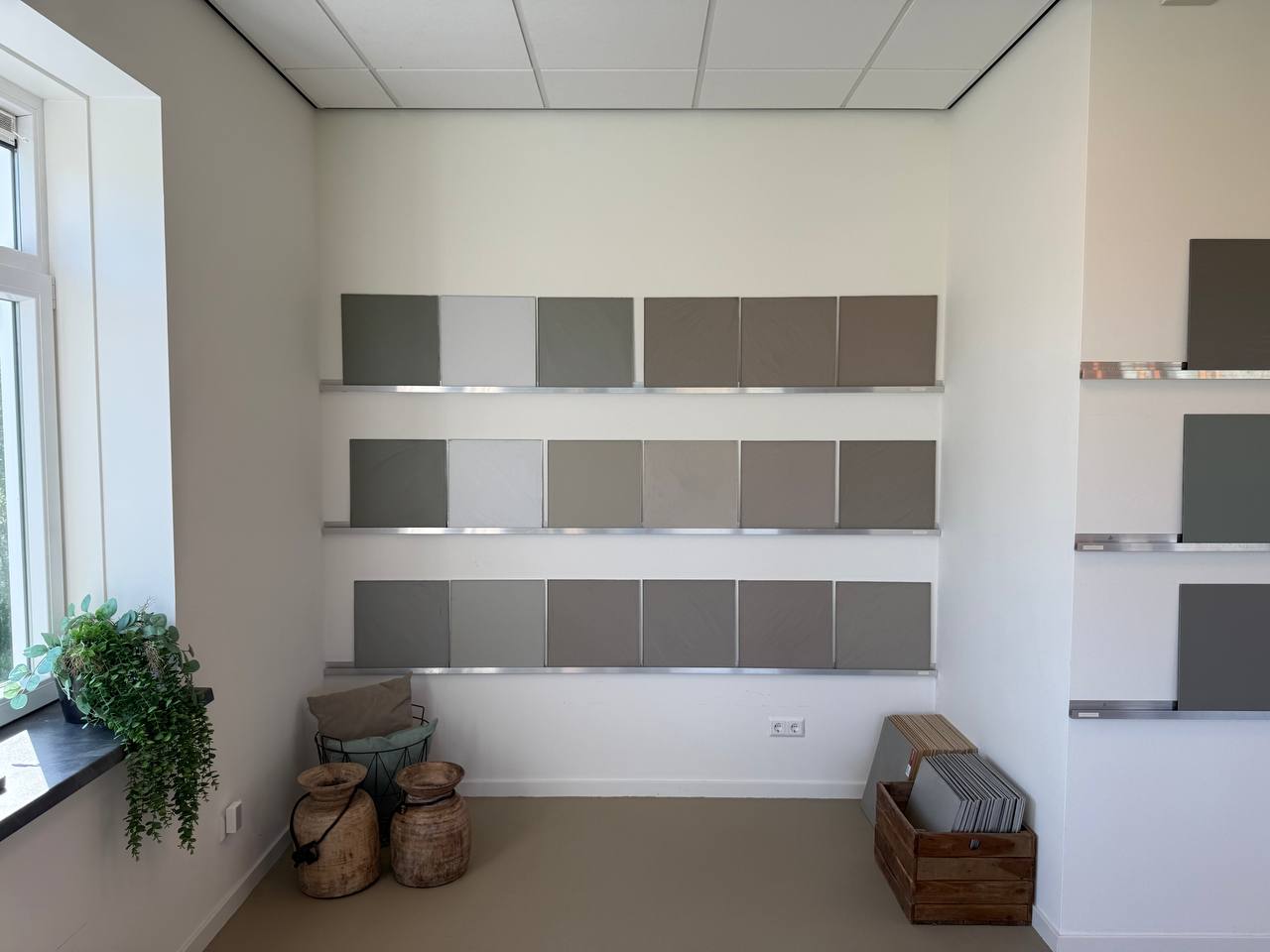 Steen- en betonlook stalen overzichtelijk aan de wand