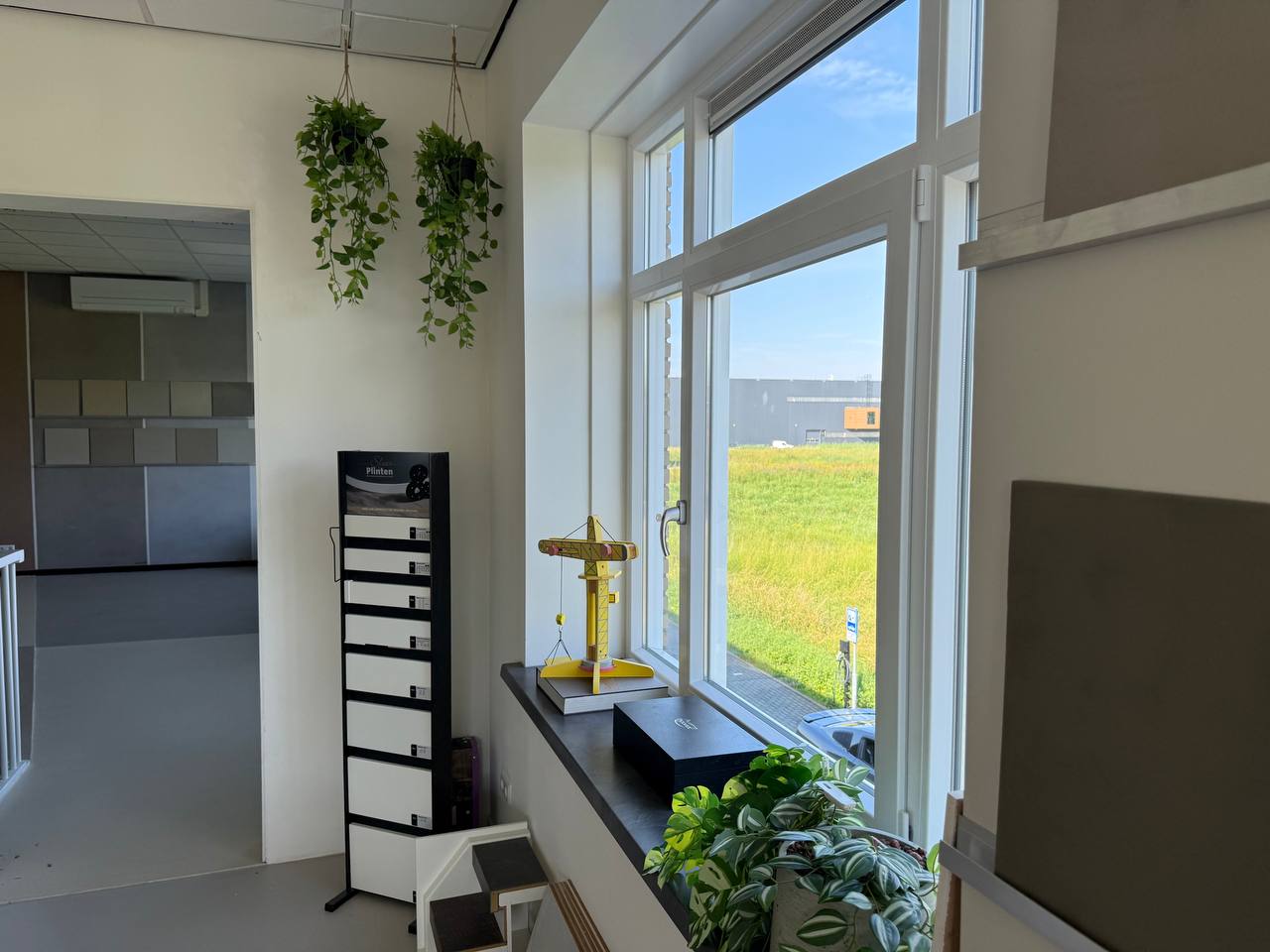 Veel daglicht en uitzicht vanuit onze showroom