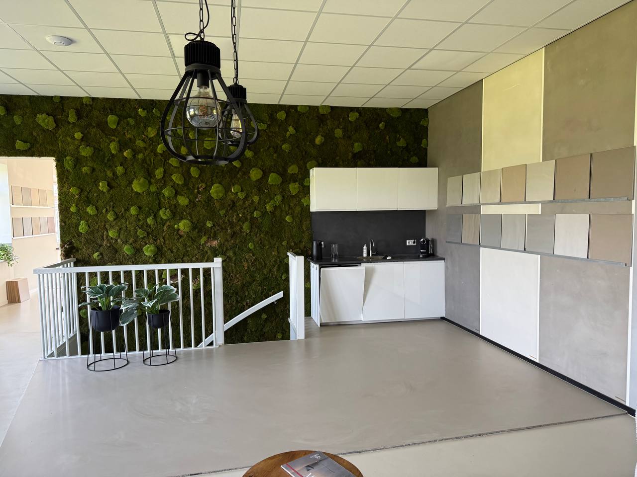 Sfeervolle mosswand bij de trap in de showroom